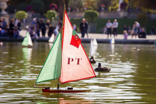 Parisliler tekneleri gölete, ölçekli modellemeye izin ver. Birçok Parisli tatilci