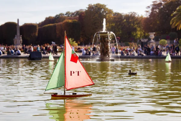 Parisliler tekneleri gölete, ölçekli modellemeye izin ver. Birçok Parisli tatilci