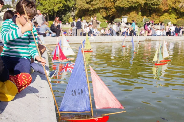 Parisliler tekneleri gölete, ölçekli modellemeye izin ver. Birçok Parisli tatilci