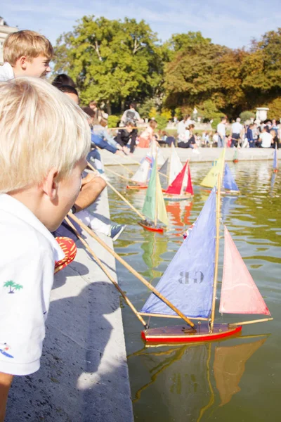 Parisliler tekneleri gölete, ölçekli modellemeye izin ver. Birçok Parisli tatilci
