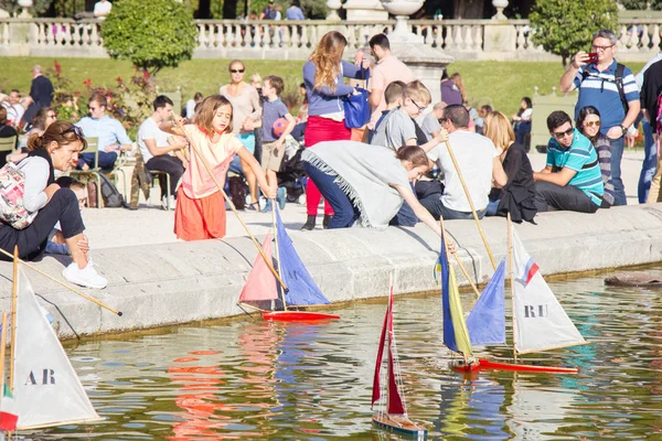 Parisliler tekneleri gölete, ölçekli modellemeye izin ver. Birçok Parisli tatilci