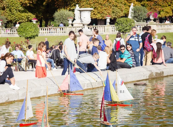 Parisienses deixam barcos na lagoa, modelagem em escala. Muitos turistas parisienses — Fotografia de Stock