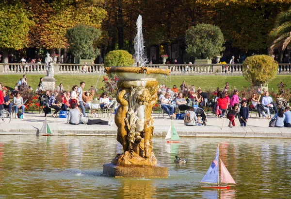 Parisliler tekneleri gölete, ölçekli modellemeye izin ver. Birçok Parisli tatilci