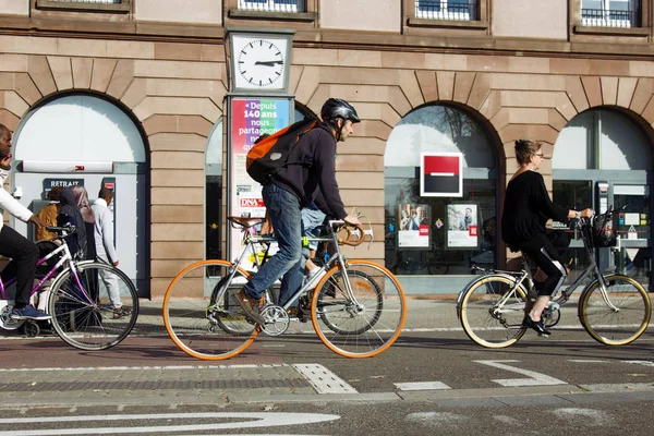 Radfahrer jeden Alters, Geschlechts, Aussehens, Kleidung und Rennens auf der Straße — Stockfoto