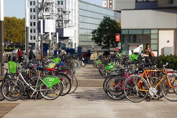 Parcheggio biciclette in città — Foto Stock