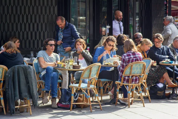 Merkezi Paris'te sokakta bir restoranda akşam yemeği