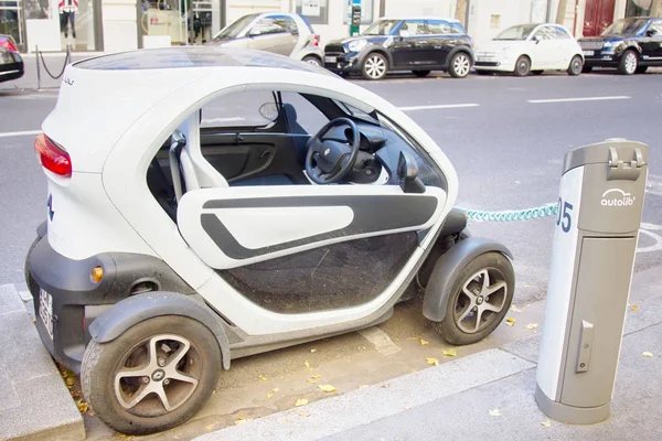 Eigenaar laadt batterijen van uw elektrische auto op bij het laadstation — Stockfoto