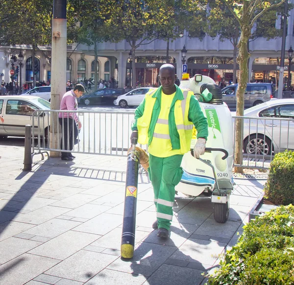 endüstriyel elektrikli süpürge ile bir hademe ile sokakları temizleme süreci