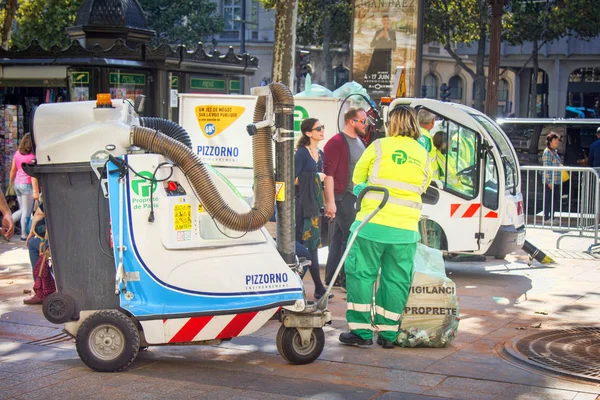 endüstriyel elektrikli süpürge ile bir hademe ile sokakları temizleme süreci