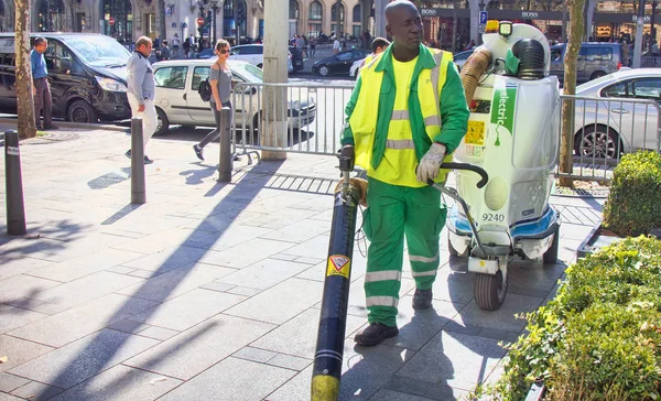 endüstriyel elektrikli süpürge ile bir hademe ile sokakları temizleme süreci