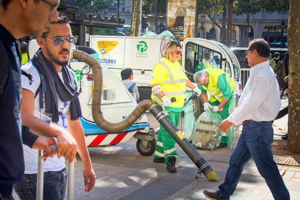 Endüstriyel elektrikli süpürge ile bir hademe ile sokakları temizleme süreci — Stok fotoğraf