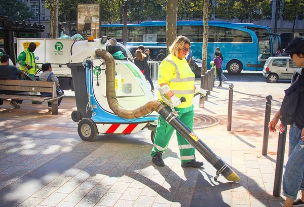 Endüstriyel elektrikli süpürge ile bir hademe ile sokakları temizleme süreci — Stok fotoğraf