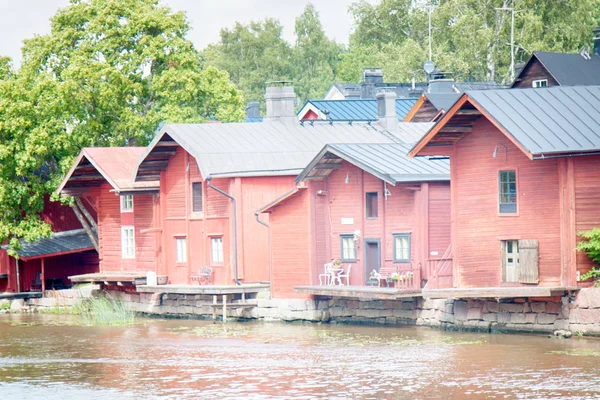 Porvoo Nehri ve eski pas kırmızısı depoların doğal sırası.