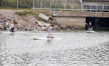 Yaz sonu yatılı sup sürme. kentsel su aktiviteleri.