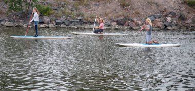 Yaz sonu yatılı sup sürme. kentsel su aktiviteleri.