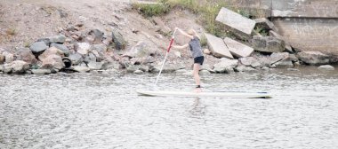 Yaz sonu yatılı sup sürme. kentsel su aktiviteleri.