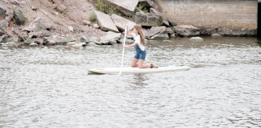 Yaz sonu yatılı sup sürme. kentsel su aktiviteleri.