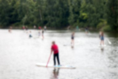 paddleboard üzerinde su üzerinde bir yürüyüş insanlar