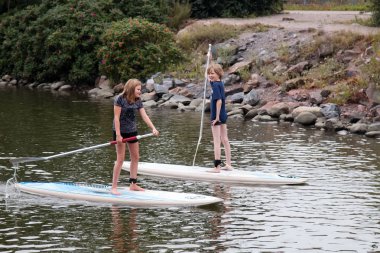 Yaz sonu yatılı sup sürme. kentsel su aktiviteleri.