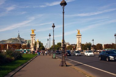 Pont Alexandre III köprüsüüzerinde Bilimler heykeli denilen altın heykel