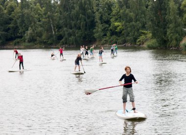 Yaz sonu yatılı sup sürme. kentsel su aktiviteleri.