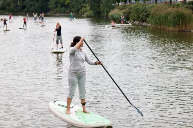 Yaz sonu yatılı sup sürme. kentsel su aktiviteleri.