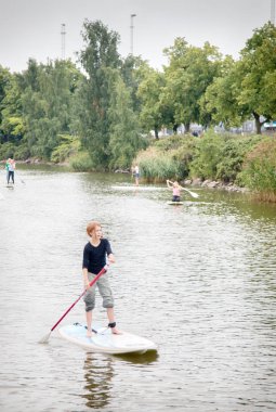 Yaz sonu yatılı sup sürme. kentsel su aktiviteleri.