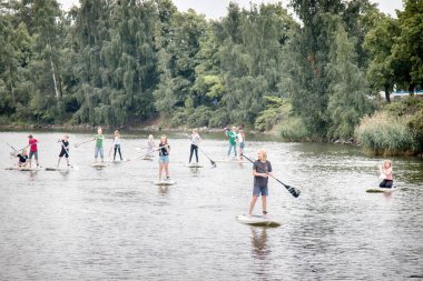 Yaz sonu yatılı sup sürme. kentsel su aktiviteleri.