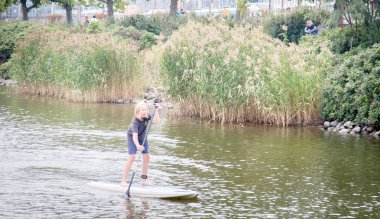 Yaz sonu yatılı sup sürme. kentsel su aktiviteleri.