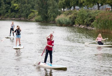 Yaz sonu yatılı sup sürme. kentsel su aktiviteleri.