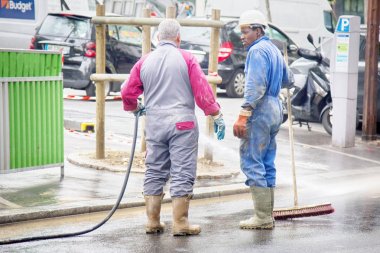 bir hortum ile yıkama inşaat işçileri tarafından sokak temizliği