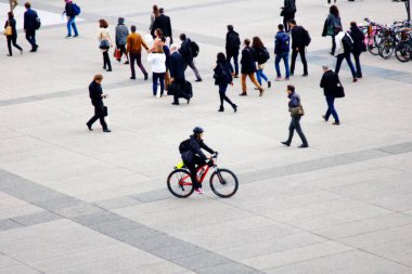 Kardeşlik Paris meydanında bir rengarenk kalabalık