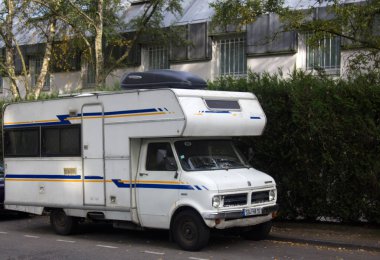 Versailles park Girişi yakınında park etmiş tekerlekler üzerinde ev