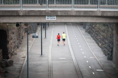 Yukarıdan şehir merkezi görünümünde bisiklet yolu üzerinde koşu