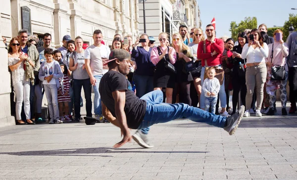 Sokak arası dans gösterisi