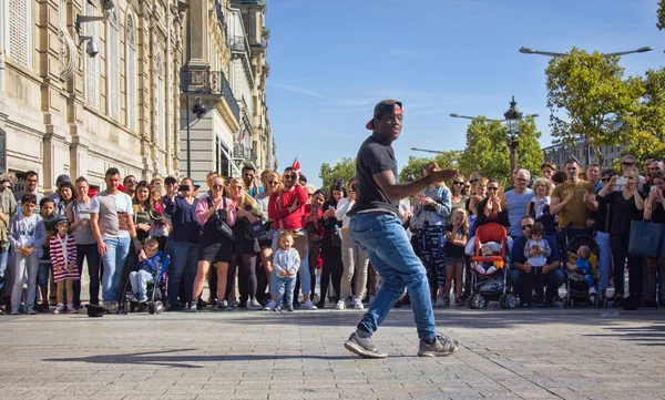 Sokak arası dans gösterisi