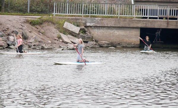 Yaz sonu yatılı sup sürme. kentsel su aktiviteleri.