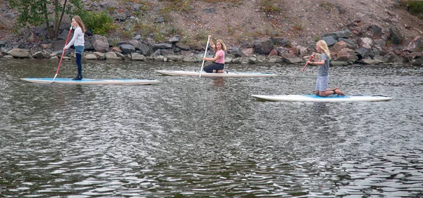 Yaz sonu yatılı sup sürme. kentsel su aktiviteleri.