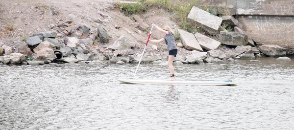 Yaz sonu yatılı sup sürme. kentsel su aktiviteleri.
