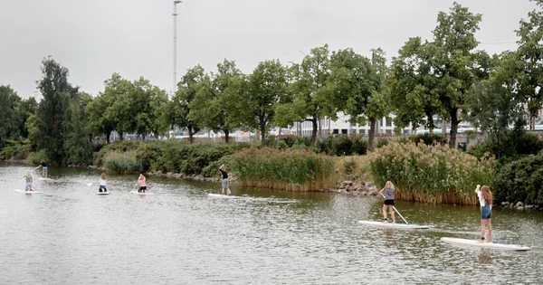 Yaz sonu yatılı sup sürme. kentsel su aktiviteleri.