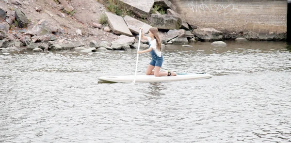 Yaz sonu yatılı sup sürme. kentsel su aktiviteleri.