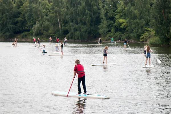 Yaz sonu yatılı sup sürme. kentsel su aktiviteleri.