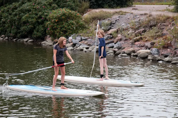 Yaz sonu yatılı sup sürme. kentsel su aktiviteleri.