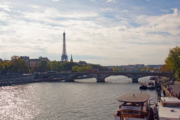 Ponte sobre o Sena com vista para a Torre Eiffel — Fotografia de Stock