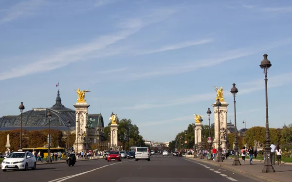 Złota rzeźba o nazwie pomnik nauk na mostu Pont Alexandre III — Zdjęcie stockowe