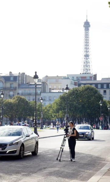 Girl cameraman shoots movie camera on paris street — Stock Photo, Image
