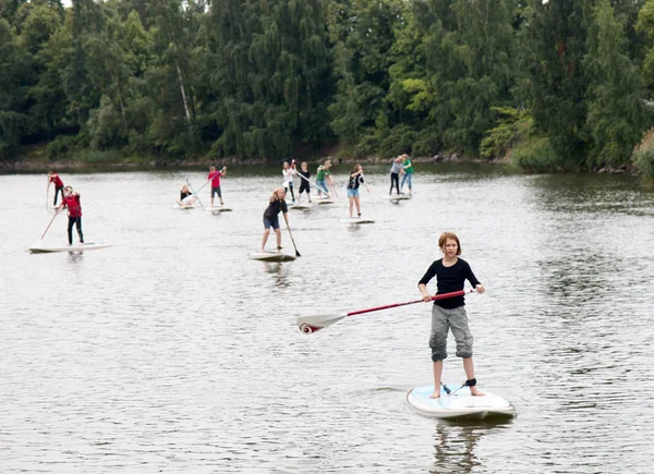 Yaz sonu yatılı sup sürme. kentsel su aktiviteleri.