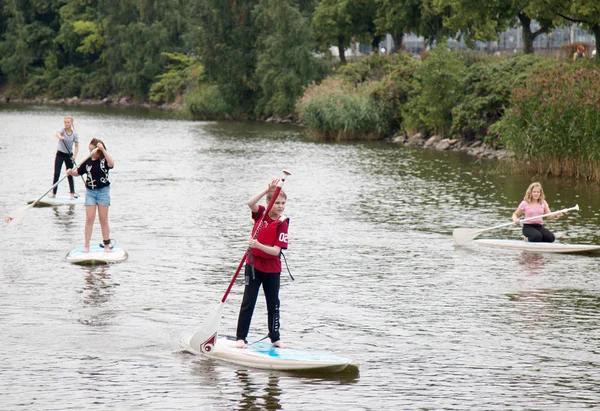 Yaz sonu yatılı sup sürme. kentsel su aktiviteleri.