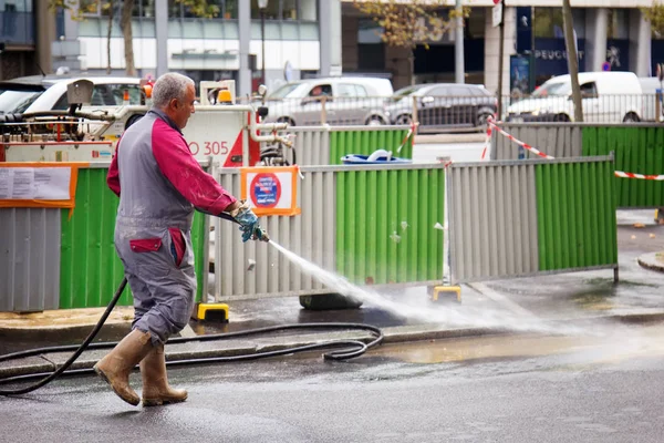 bir hortum ile yıkama inşaat işçileri tarafından sokak temizliği