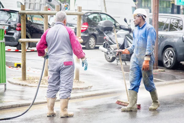 bir hortum ile yıkama inşaat işçileri tarafından sokak temizliği